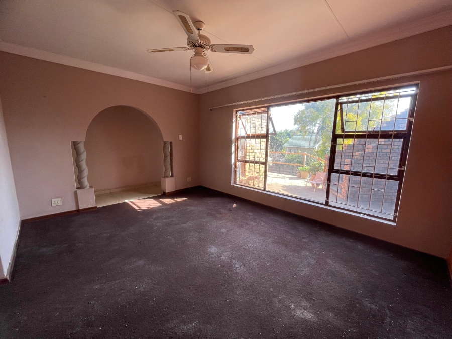 6 Bedroom Property for Sale in Ifafi North West